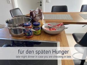 a picture of a table with some food on it at Rheinblick7 Neuss - Spektakulärer Blick auf die Düsseldorfer Skyline - Ruhig Modern Privatparkplatz Aufzug - Top Anbindung an Messe Flughafen Hauptbahnhof in Neuss