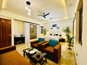 ノイダにあるOxygen Inn-Couple Friendly-Noida Sector20-Managed by Oxygenのベッドとソファのあるリビングルーム