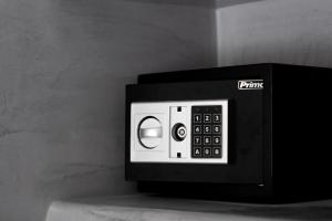 a black and white microwave oven with its door open at Villa Anemomilos Perissa in Perissa
