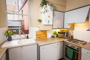 Dapur atau dapur kecil di Heron House: The Forth Rail Bridge Cottage