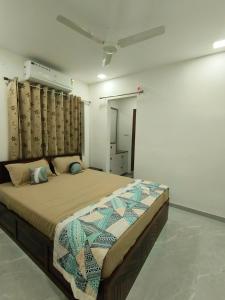 a bedroom with a large bed in a room at Ultra-Modern Fullt Furnished 2BHK Near JNTU Metro - Launched Just Now in Hyderabad