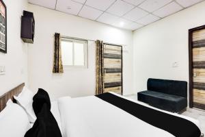 Postel nebo postele na pokoji v ubytování Hotel O 83167 Golden Key Inn