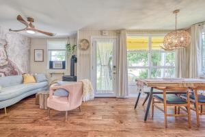 Khu vực ghế ngồi tại Well-equipped Lakeshore Getaway Hottubpdlboard