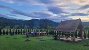 un gruppo di persone sedute a un tavolo in un campo di Domki Magiczne Miejsce a Hużele