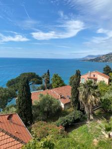 - Vistas a una ciudad con árboles y al océano en Nido Sul Mare, en Ventimiglia 19 fotos más