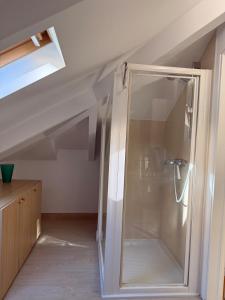 - Baño con ducha en el ático en Nido Sul Mare, en Ventimiglia