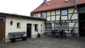 ein Haus mit Stühlen und einer Bank davor in der Unterkunft Altstadt Ferienhaus in Wernigerode