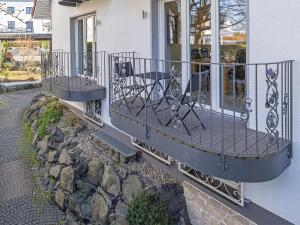 a balcony with a table and chairs on a house at Katrin's Place - Wöllstadt Suiten mit Terrasse oder Balkonen in Niederwöllstadt