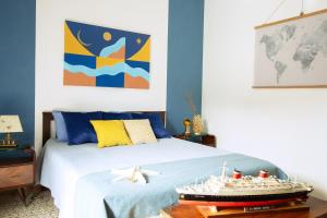 A bed or beds in a room at Casa Derosa in Sorrento Centro
