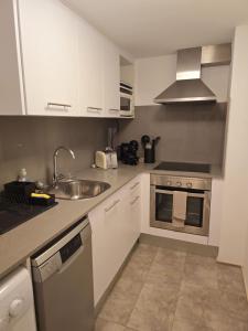 Køkken eller tekøkken på Cozy apartment - Beach 100m away + 10 billeder