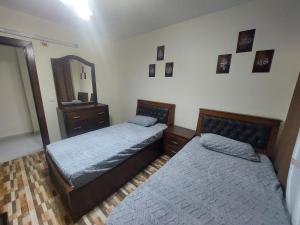 Postel nebo postele na pokoji v ubytování New zarqa