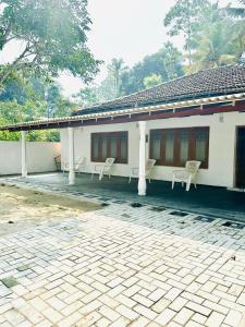 Budova, kde se penzion nachází + 3 fotografie