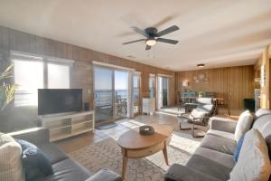 Μια τηλεόραση ή/και κέντρο ψυχαγωγίας στο Oceanfront Getaway Ocean Views Fire Pit BBQ Beach Access