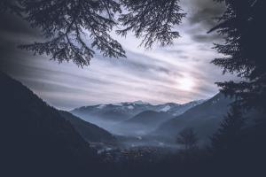 a view of a mountain valley with the sun in the sky at Dormigo in Manāli