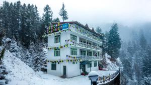 马拉里Dormigo的雪上挂着旗帜的建筑