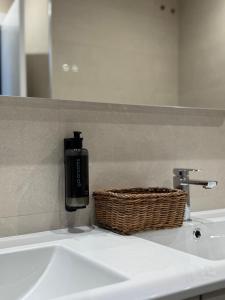 un dispensador de jabón en un lavabo en el baño en Anais Apartments by gaiarooms, en Barcelona 66 fotos más