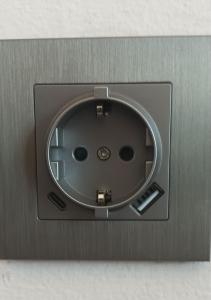 metalowe pudełko z okrągłym oknem na ścianie w obiekcie Sirens Athens Apartment w Atenach