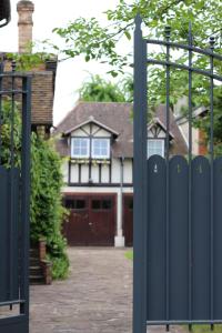 an open gate to a house with a fence at Maison d'hôtes Paris Riverside in Saint-Maur-des-Fossés