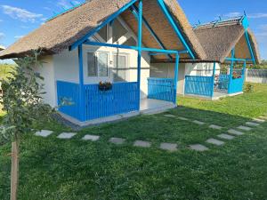 a small house with a thatched roof at La Casute in Jurilovca +12 photos
