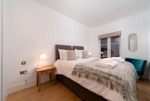Harbour Tide, Inviting 3 BR Apt, Large Terrace and Sea View, Parking客房内的一张或多张床位