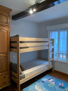 a bunk bed room with two bunk beds and a window at La casita de Kalani in Comillas