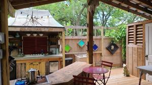 Patio nebo venkovní prostory v ubytování Cedar Oaks Inn LLC