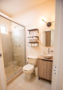 ein Badezimmer mit Dusche, Toilette und Waschbecken in der Unterkunft Departamento Nuevo en Hermosillo in Hermosillo