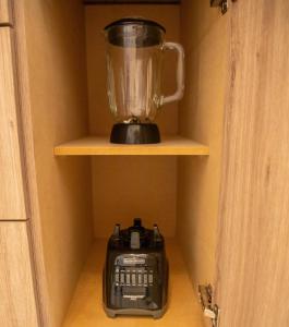 einen Mixer auf einem Regal in einem Schrank in der Unterkunft Departamento Nuevo en Hermosillo in Hermosillo