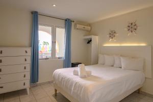 Ein Bett oder Betten in einem Zimmer der Unterkunft MERAKII SEAVIEW ESCAPE CURACAO
