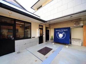 Un edificio con un cartello al centro di Kyoto - Hotel - Vacation STAY 36206v a Kyoto