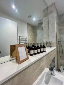 Harbour Tide, Inviting 3 BR Apt, Large Terrace and Sea View, Parking的一间浴室