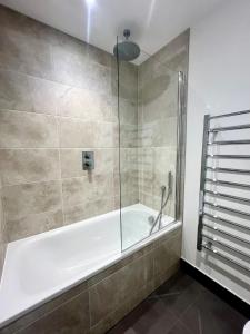 Harbour Tide, Inviting 3 BR Apt, Large Terrace and Sea View, Parking的一间浴室