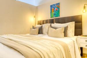 Giường trong phòng chung tại Lido Sunset, a Home in Madeira