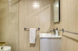 Phòng tắm tại Lido Sunset, a Home in Madeira