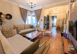 un soggiorno con un divano e un tavolo di Living Life Apartment Komotini a Komotini Altre 31 foto