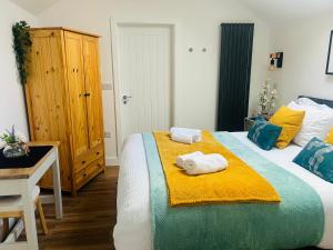 une chambre avec un lit avec des serviettes dessus dans l'établissement 200 yr old Barn Conversion ,Near Carlisle, the Borders and the North Pennines in peaceful village location, à Castle Carrock