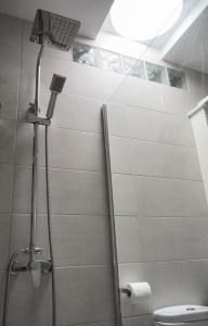 un baño con ducha y WC en CASA MACU by Mhousing, en Playa Blanca