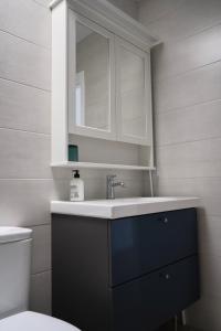 Un baño con lavabo e inodoro en CASA MACU by Mhousing, en Playa Blanca 16 fotos más