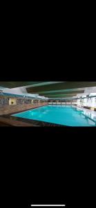 een groot blauw zwembad in een gebouw bij Fundis Apartment in Bad Harzburg