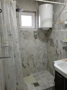 Koupelna v ubytování Apartman N&N + 1 fotografie