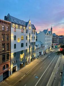 een gebouw aan een stadsstraat met een weg bij Central & Functional Studio Riga in Rīga