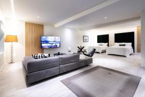 TV a/nebo společenská místnost v ubytování Modern Loft with Park Like Setting View