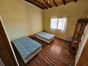 2 Betten in einem Zimmer mit Fenster in der Unterkunft Cabaña Magus 6 personas con pileta in San Rafael + 26 Fotos