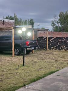 Ein Lkw parkt auf einem Feld neben einem Straßenlicht. in der Unterkunft Cabaña Magus 6 personas con pileta in San Rafael