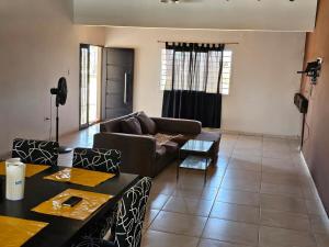 ein Wohnzimmer mit Sofa und Tisch in der Unterkunft Cabaña Magus 6 personas con pileta in San Rafael