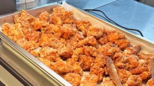 un plat rempli d'aliments frits sur une table dans l'établissement Ｓｗｉｍｍｙ Ｉｎｎ Ｏｎａｇａｗａ - Vacation STAY 31637v, à Onagawa