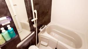 une petite salle de bain avec toilettes et lavabo dans l'établissement Ｓｗｉｍｍｙ Ｉｎｎ Ｏｎａｇａｗａ - Vacation STAY 31637v, à Onagawa 3 autres photos