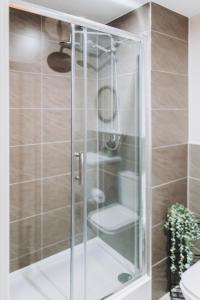 マンチェスターにある2 Bed 2 Bath Apartment Close to City Ctre Sleeps 5 -Free Parkingの浴室のガラス扉付きシャワー