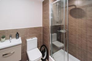 マンチェスターにある2 Bed 2 Bath Apartment Close to City Ctre Sleeps 5 -Free Parkingのシャワー、トイレ、洗面台付きのバスルーム