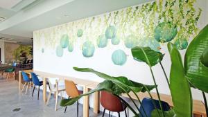 ein Zimmer mit einem Tisch, Stühlen und einer Pflanze in der Unterkunft Ｓｗｉｍｍｙ Ｉｎｎ Ｏｎａｇａｗａ - Vacation STAY 31656v in Onagawa